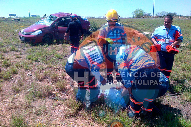 Matrimonio vuelca despus de caer en un bache en la carretera