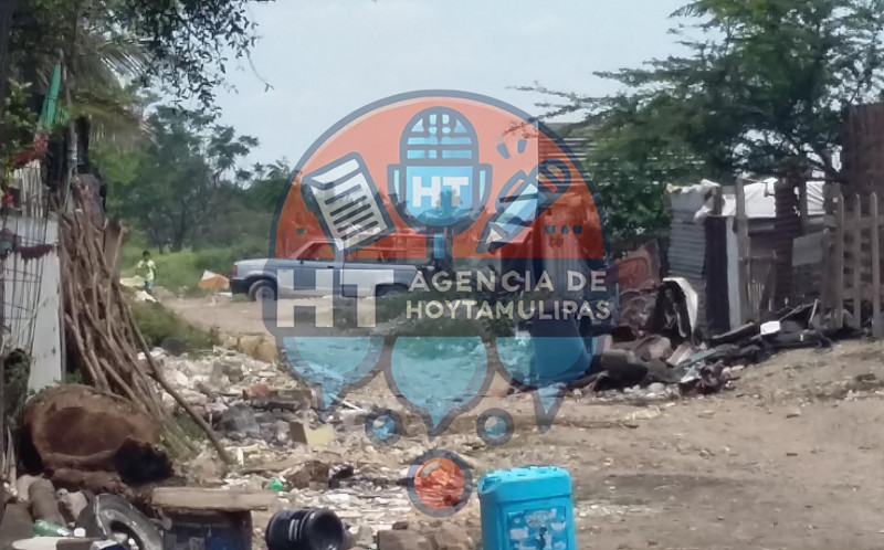 Sorprenden a personas rellenando Laguna de Madero