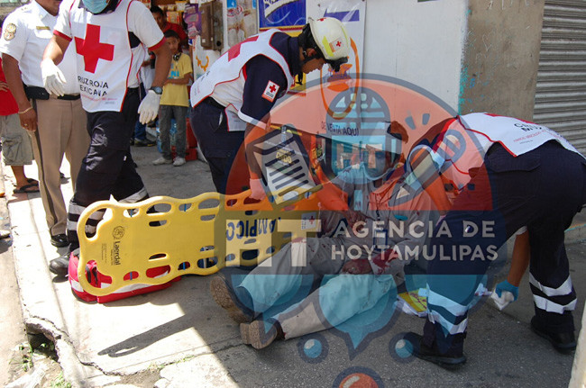 Auto arrolla a peatn