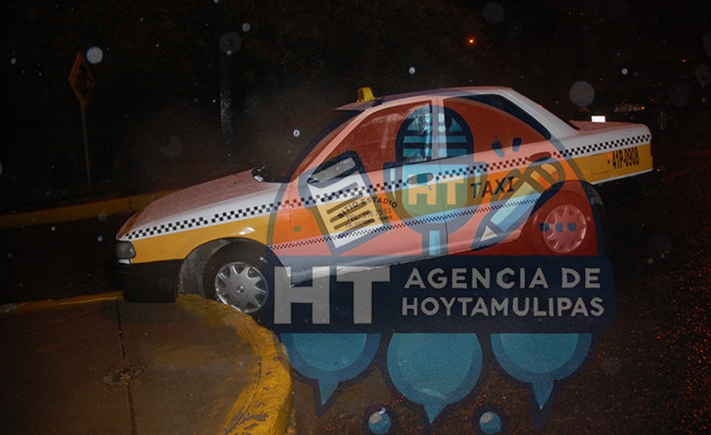 Taxista abandona su coche