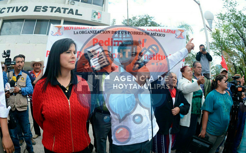 Marchan antorchistas en el CDE del PRI