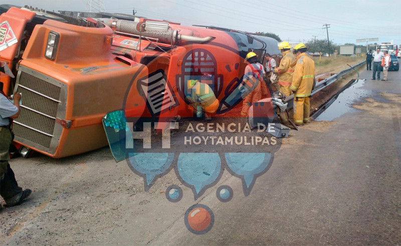 Vuelca pipa con 44 mil litros de aceite