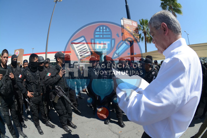 Herminio Garza Palacios con Policas 
