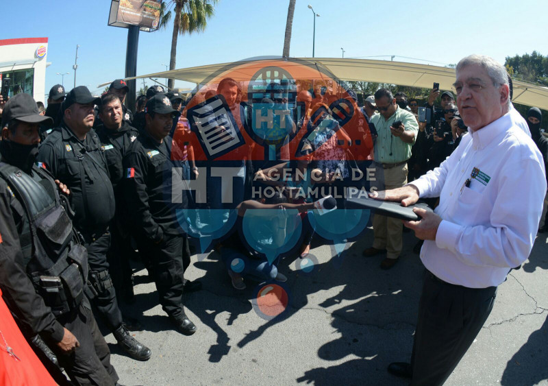 Herminio Garza Palacios con Policas 