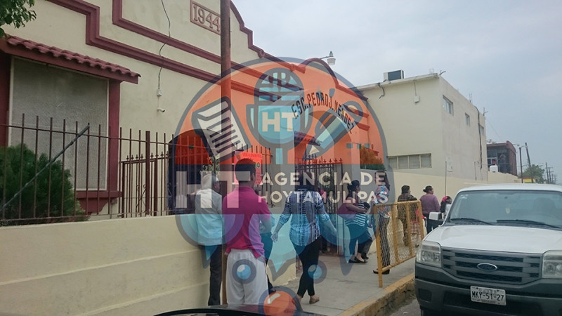 Padres de familias recogiendo a sus hijos de escuelas