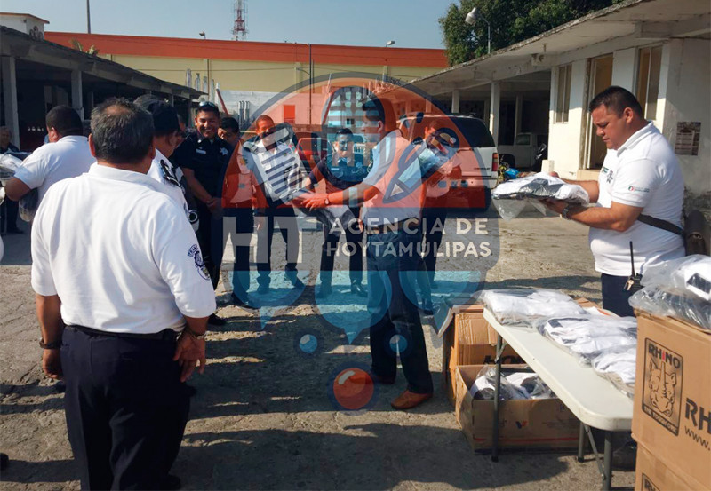 Entregan uniformes a tr�nsitos de Madero