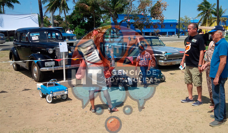 Exhiben autos antiguos en Tampico