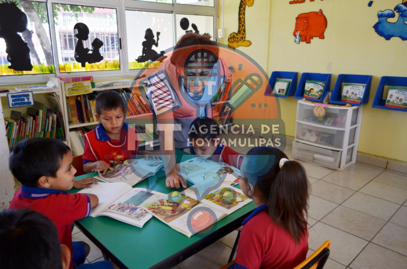 Alumnos, escuela y maestra