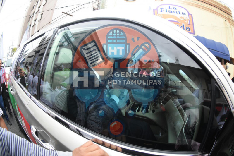 Baltazar Hinojosa llegando al Segundo Debate
