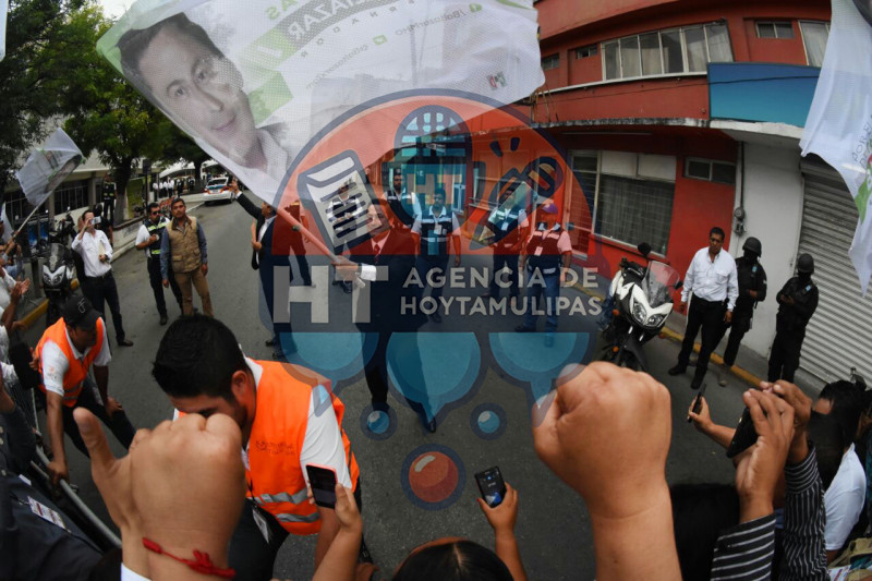 Baltazar Hinojosa llegando al Segundo Debate