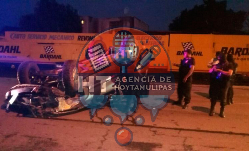 Abandonan camioneta tras volcarla 