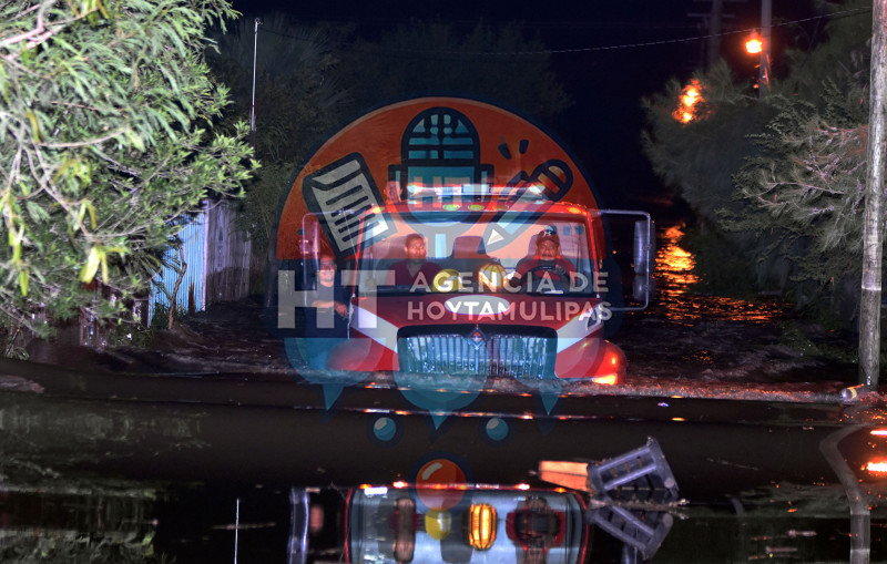 Bomberos auxiliando por la tromba en Ciudad Victoria