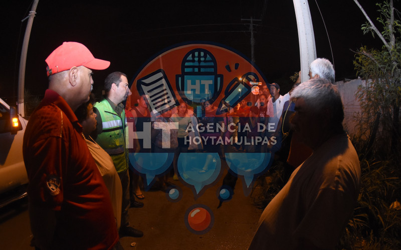 Medardo S�nchez Albarr�n atendiendo a los afectados por tromba