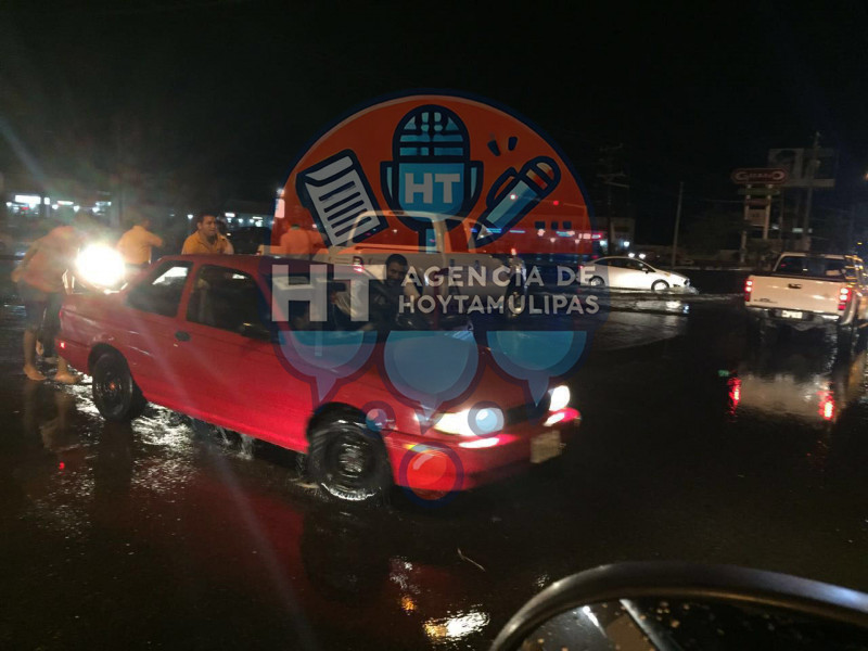 PC auxiliando a automovilistas varados por inundaci�n