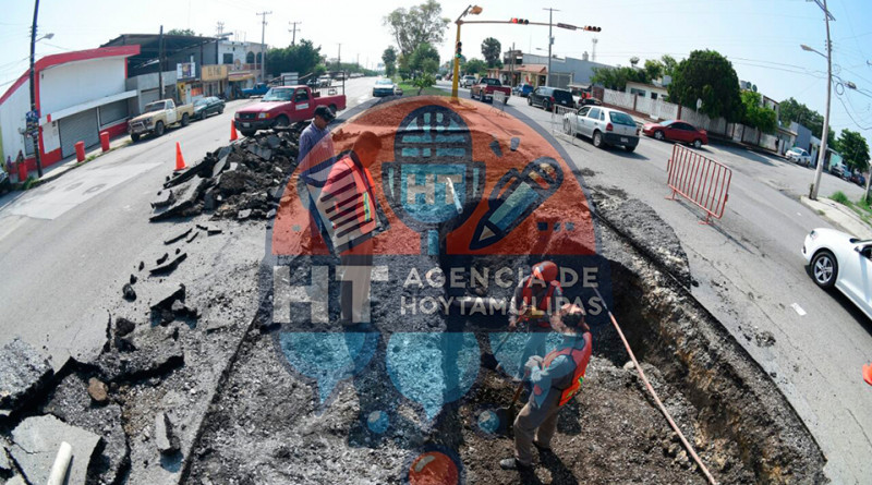 Trabajando en el bache que dej� la tromba