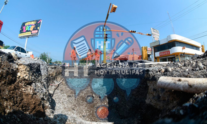 Trabajando en el bache que dej� la tromba