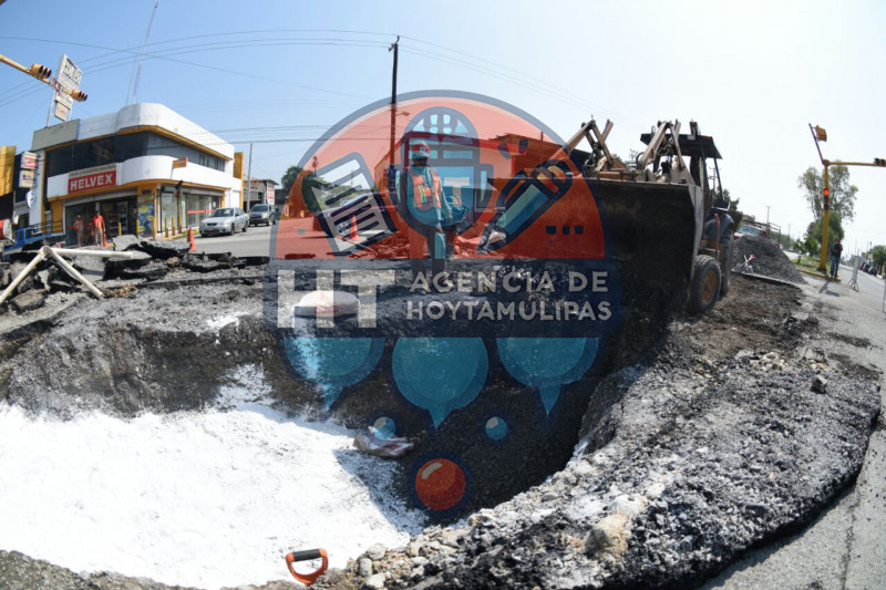 Trabajando en el bache que dej� la tromba 
