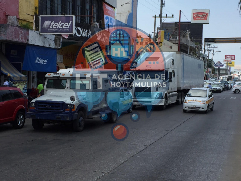 Triler se estaciona en doble fila en Madero