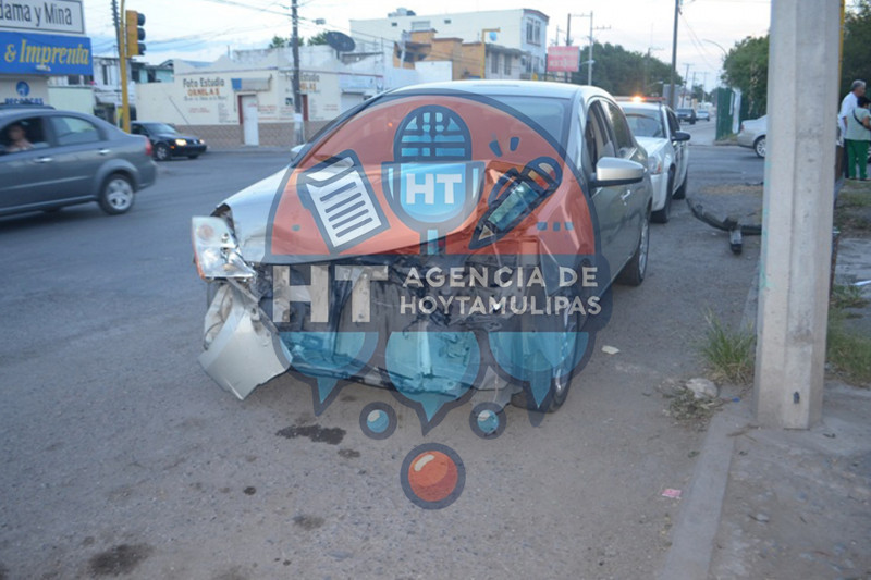 Carro chocado en Victoria