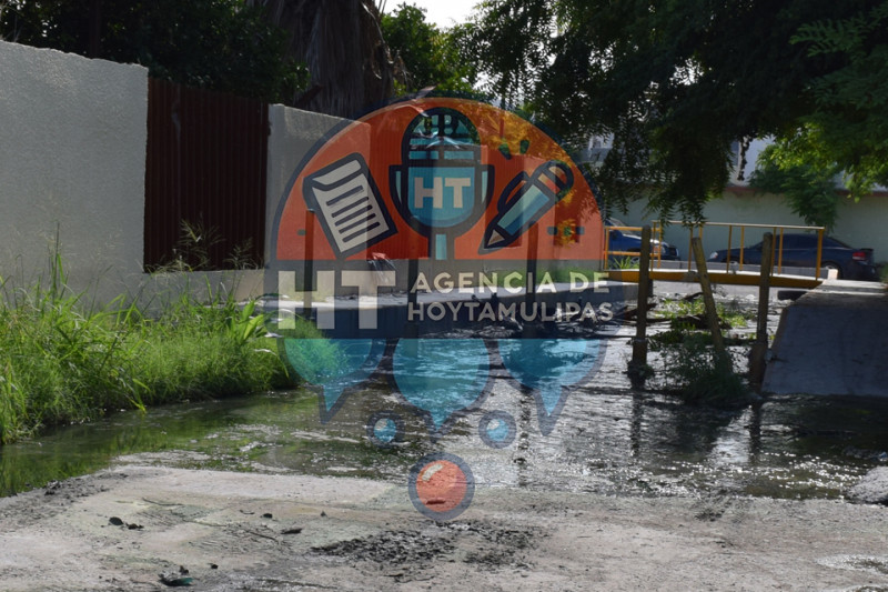 Calle con aguas negras