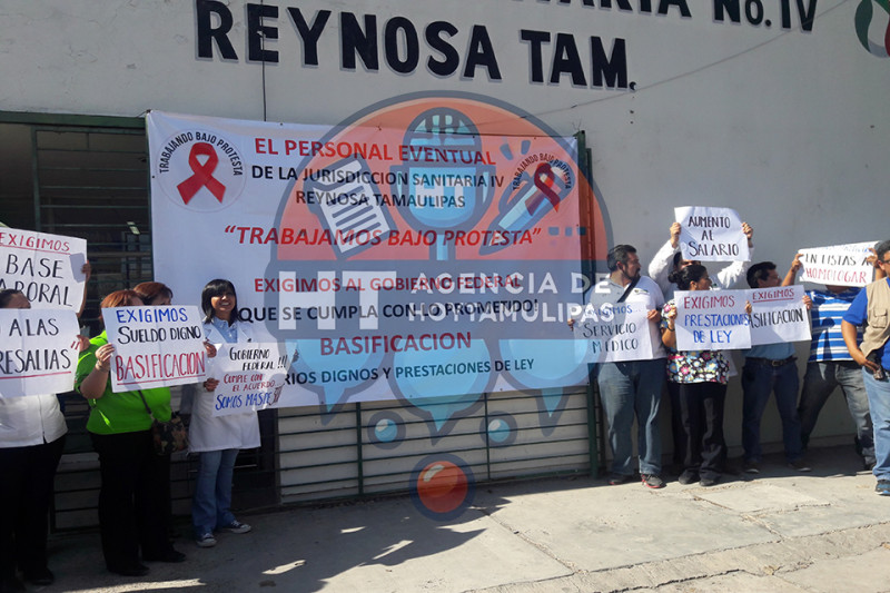 Protestan trabajadores de salud 