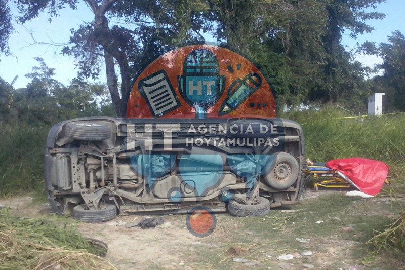 Camioneta volcada