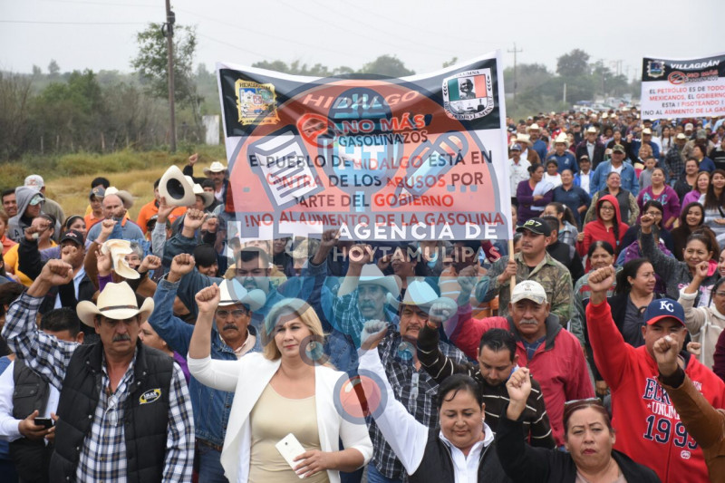 Bloquean carretera Victoria-Monterrey