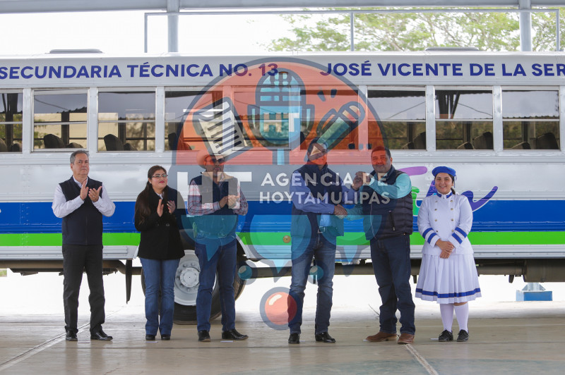 Entrega de transporte escolar en Aldama