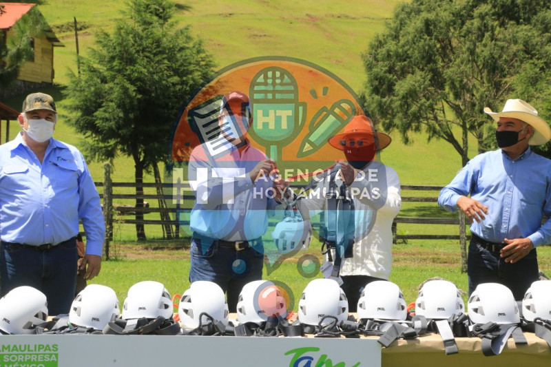 Gobernador de Tamaulipas entrega equipo para fortalecer ecoturismo