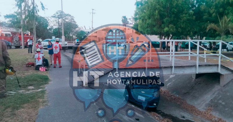 Auto cae a canal en Tampico