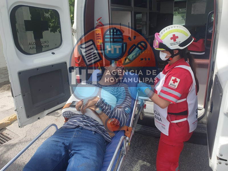 Repartidor lesionado en choque en Victoria