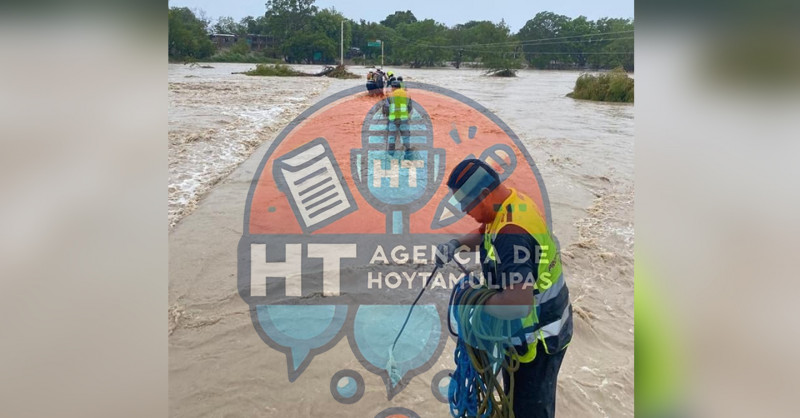 Recorren en lancha comunidades de Tamaulipas anegadas por el agua