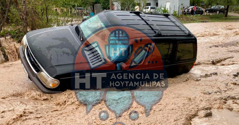 Camioneta queda varada en calles de Cruillas al atravesar fuerte corriente 