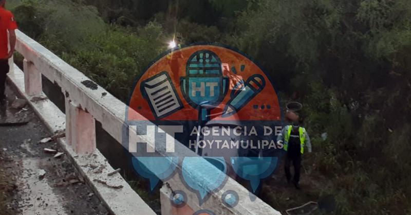 Vuelca conductor en San Fernando