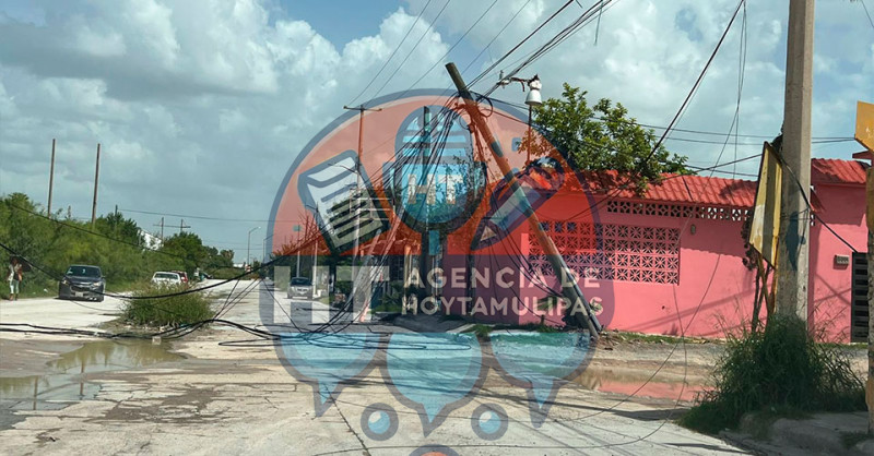 Derriba cami�n vactor de Comapa 13 postes de luz y telefon�a en Reynosa