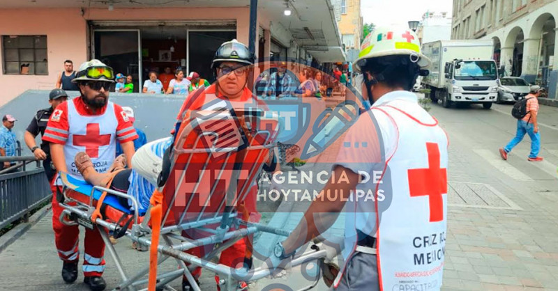 Nuevamente una mujer resbal� en peligrosa bajada de los mercados de Tampico 