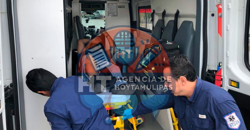 Motociclista se atora en las v�as del tren y resulta lesionado en Ciudad Victoria