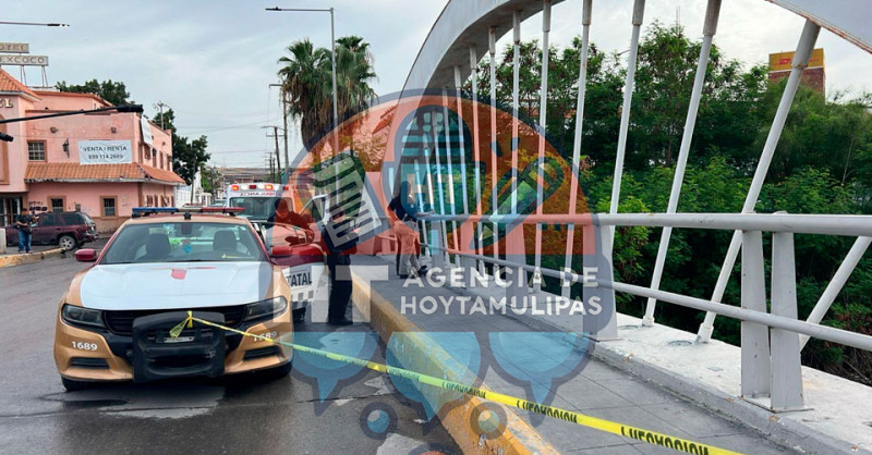 Flota cuerpo de masculino en el canal Anzald�as de Reynosa