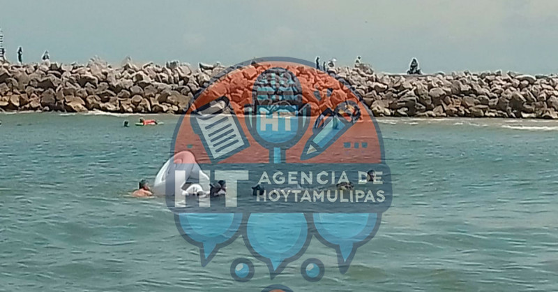 Pareja estuvo a punto de ahogarse en Playa Miramar al ser arrastrado su inflable por el oleaje