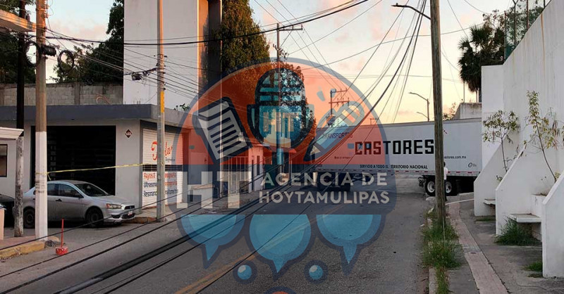 Triler derriba cableado y tres postes