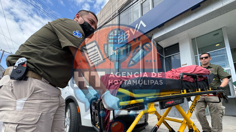 Mujer de 101 aos en camilla, paramdicos 