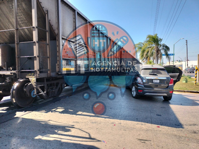 Tren embiste veh�culo