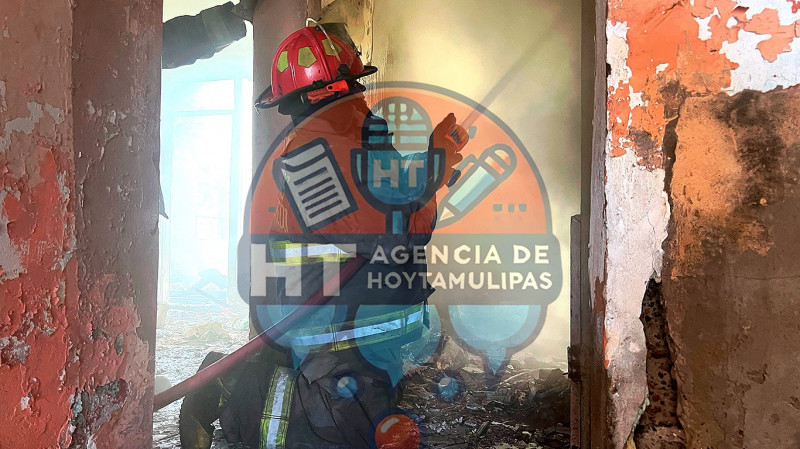 Bombero apagando incendio