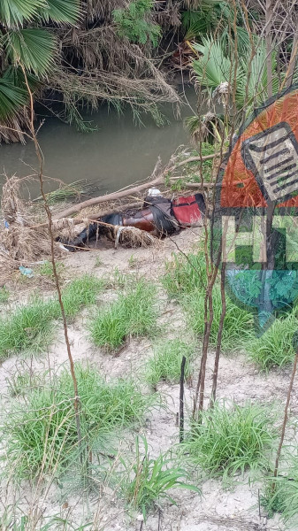 Cdaver de hombre en un ro