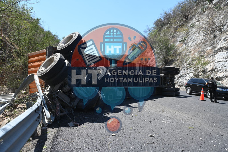 Volcadura en la Rumbo Nuevo 